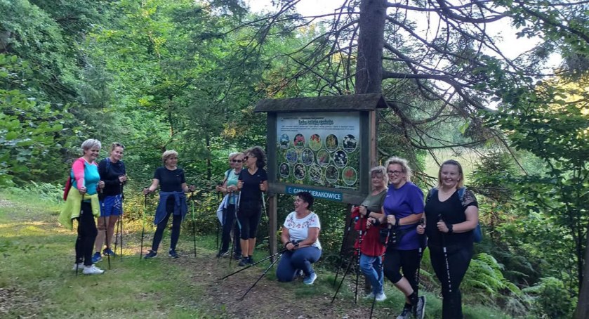 Chodzą i zwiedzają najpiękniejsze zakątki gminy - w Sierakowicach powstała grupa Drogołazy