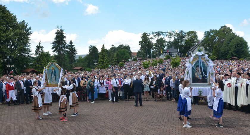 Tysiące pątników przybyło do Sianowa. Trwa odpust Matki Bożej Szkaplerznej