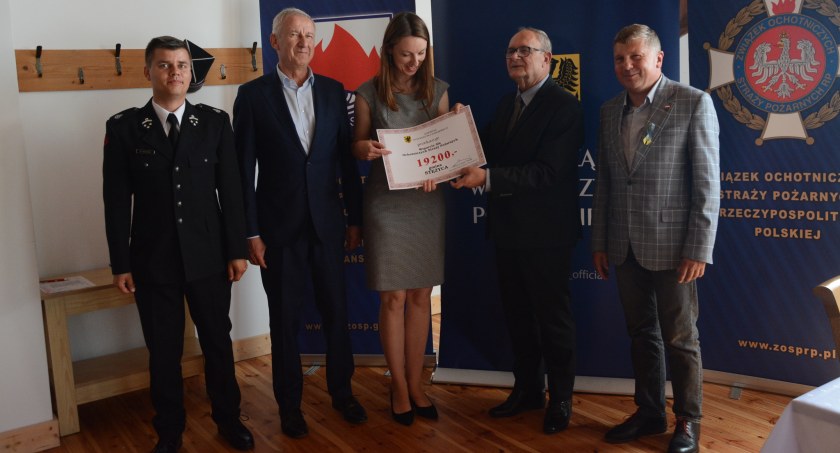 Strażacy-ochotnicy z kolejną dotacją na zakup sprzętu i umundurowania
