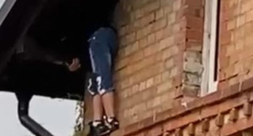 Dzierżążno. Chłopiec zawisł na belce konstrukcyjnej dachu