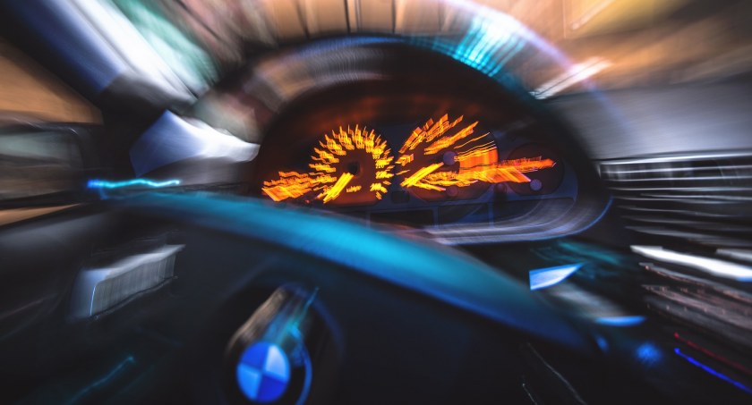 Pędziła BMW 110 km/h w terenie zabudowanym. Słono ją to kosztowało