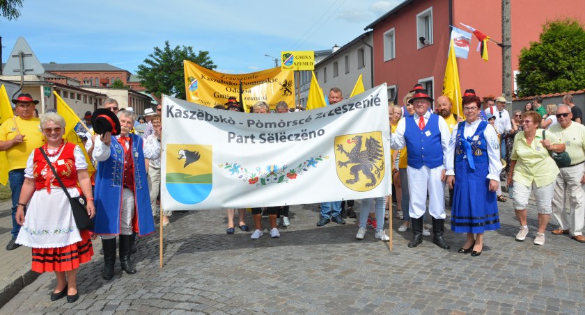 Tysiące Kaszubów zjechało do Brus - trwa święto muzyki i kultury kaszubskiej