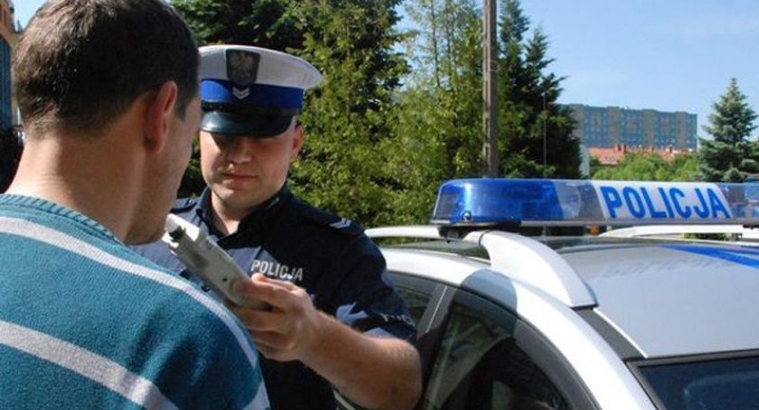 Zaryzykowali  i stracili prawa jazdy - kobieta i dwóch mężczyzn w rękach policji