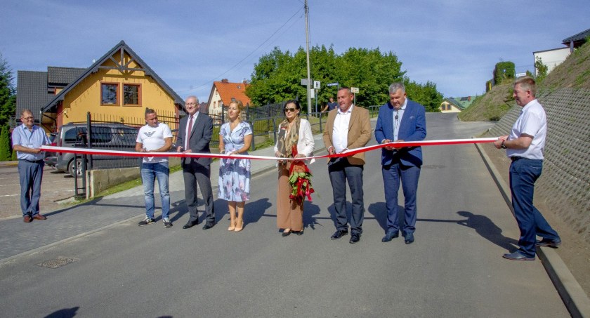 Przebudowana ulica Wiejska w Grzybnie oficjalnie otwarta