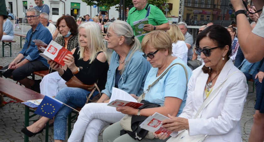 Tour de Konstytucja w Kartuzach - mieszkańcy rozmawiali o najwyższym akcie prawnym w Polsce