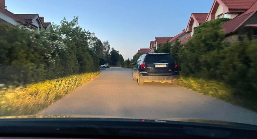 Banino. Parkuje na jezdni, bo walczy z piratami drogowymi