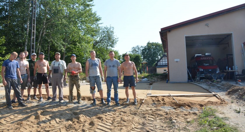 Teren wokół remizy OSP Stara Huta pięknieje. Wszystko dzięki strażakom