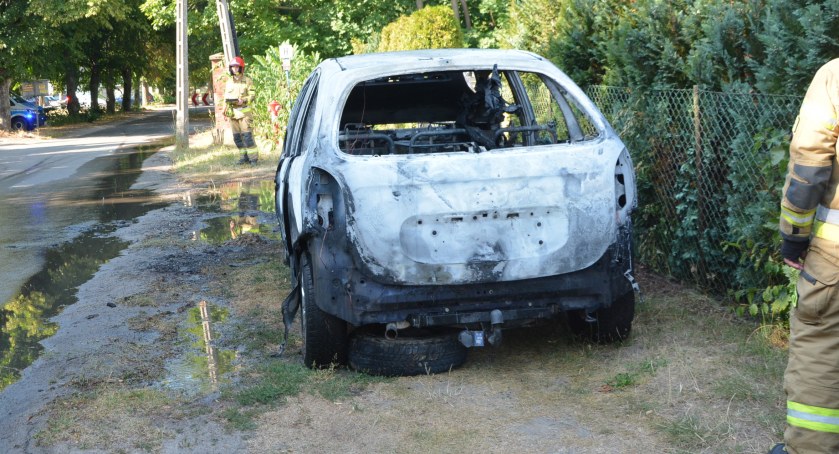 Dzierżążno. Pożar samochodu przy ulicy Szpitalnej 
