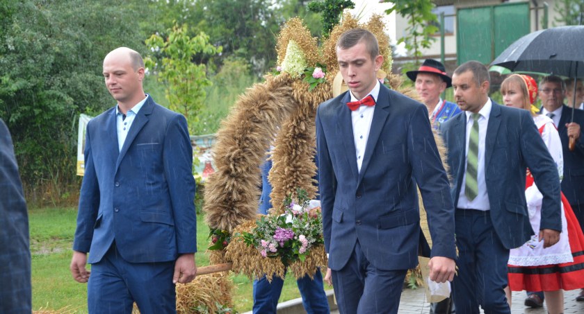 Chmielno. Gminne Święto Plonów w strugach deszczu 