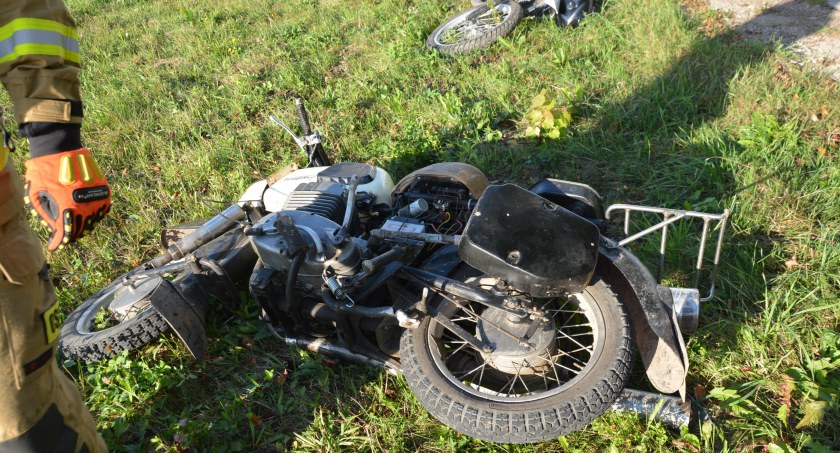 Garcz. 16-latek z 3-latkiem na motocyklu zderzył się z VW Passatem