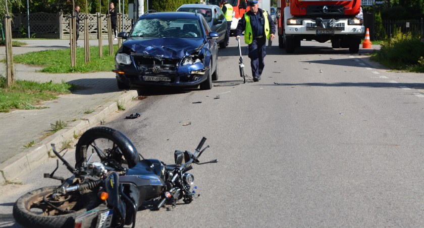 Gapowo. Zderzenie osobówki z motocyklem - 15-latek w ciężkim stanie