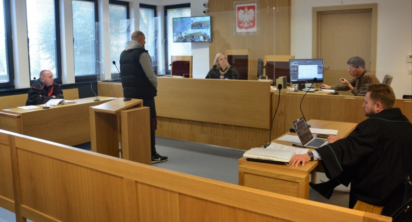 Ruszył proces byłego policjanta, którego pijanego znaleziono w rowie pod zwisającym autem