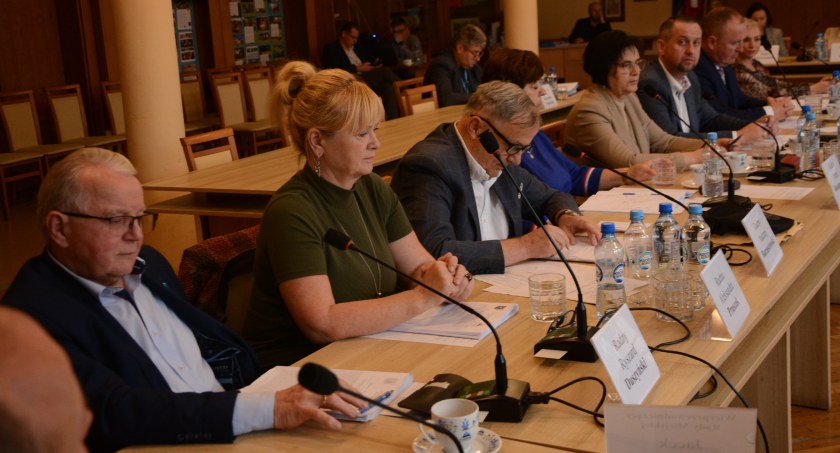 Trwa sesja Rady Miejskiej w Kartuzach. Rozpoczęło się od scysji ws. zagospodarowania terenu wokół jez. Klasztornego