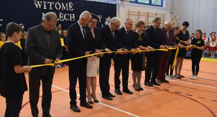 W szkole w Mojuszu otwarto nową salę sportową