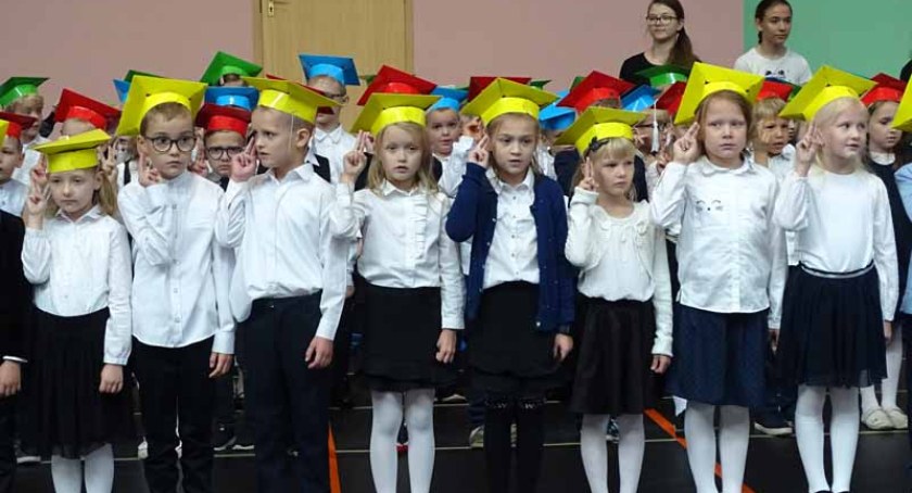 Przodkowo. Uroczyste ślubowanie i włączenie do społeczności uczniowskiej 