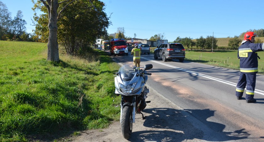 Grzybno-Kobysewo. Motocyklista na zakręcie uderzył w citroena