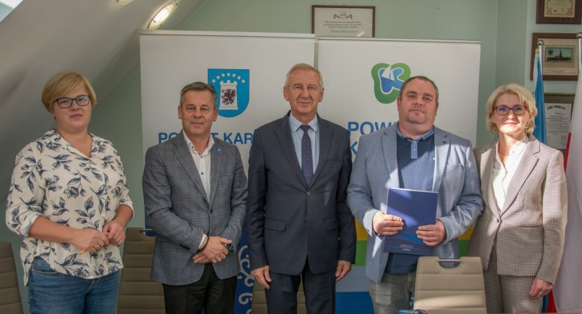 Umowa na zakup busów dla osób niepełnosprawnych i remont WTZ w Chmielnie podpisana