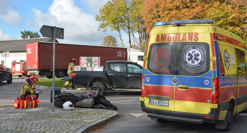 Tokary. Zderzenie motocykla z mitsubishi na rondzie