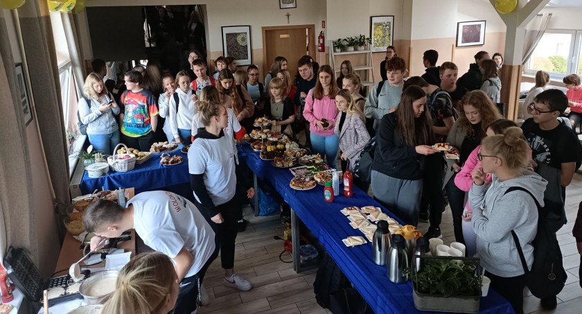 Wolontariusze z ZSP w Somoninie zorganizowali kiermasz na rzecz hospicjum