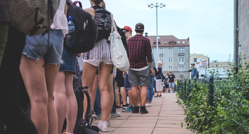 Kartuzy. Rodzice: musimy zostawiać dzieci pod drzwiami, jak worki z kartoflami
