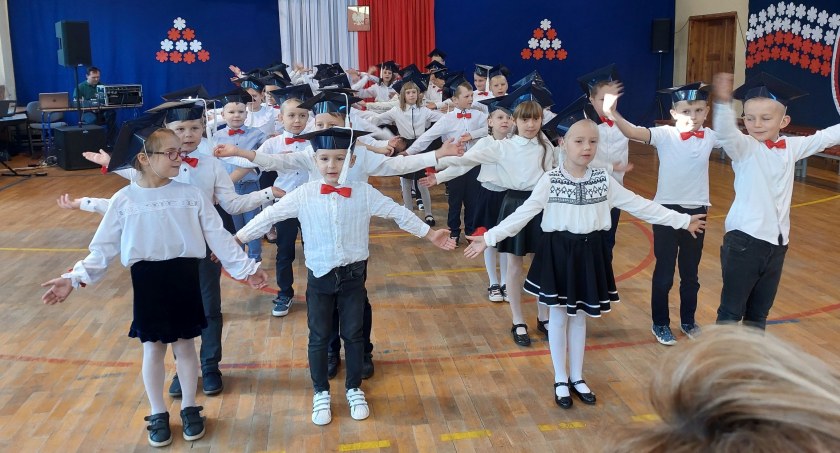 Ślubowanie uczniów klas pierwszych w Gowidlinie