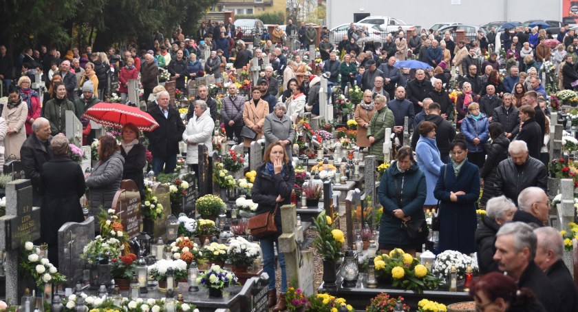 Dzień Wszystkich Świętych 2022 na cmentarzu w Kartuzach