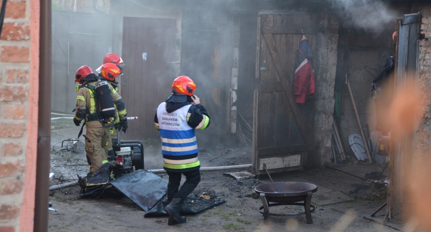Kartuzy. Płonie garaż przy ul. Klasztornej