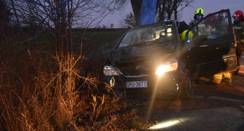 Brodnica Górna. Mercedes uderzył w drzewo - kierowca uciekł