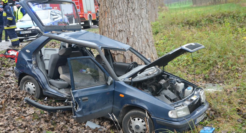 Smętowo Chmieleńskie. Auto rozbiło się na drzewie - trzy osoby ranne
