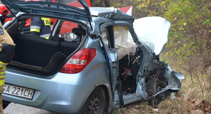 Kczewo. Zderzenie hyundaia z busem - dwie osoby ciężko ranne