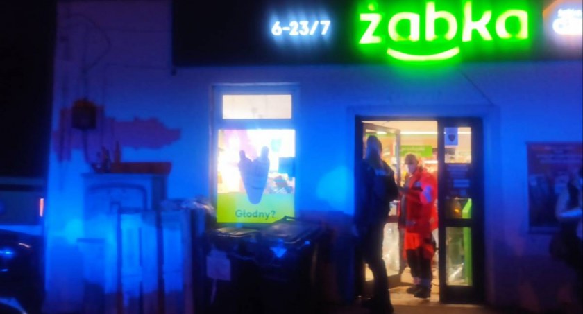 Areszty po bójce w Dzierżążnie. 28-latek, który zaatakował policjanta, na wolności