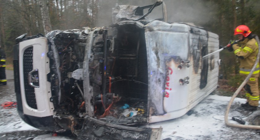 Miechucino. Bus uderzył w drzewo i stanął w płomieniach