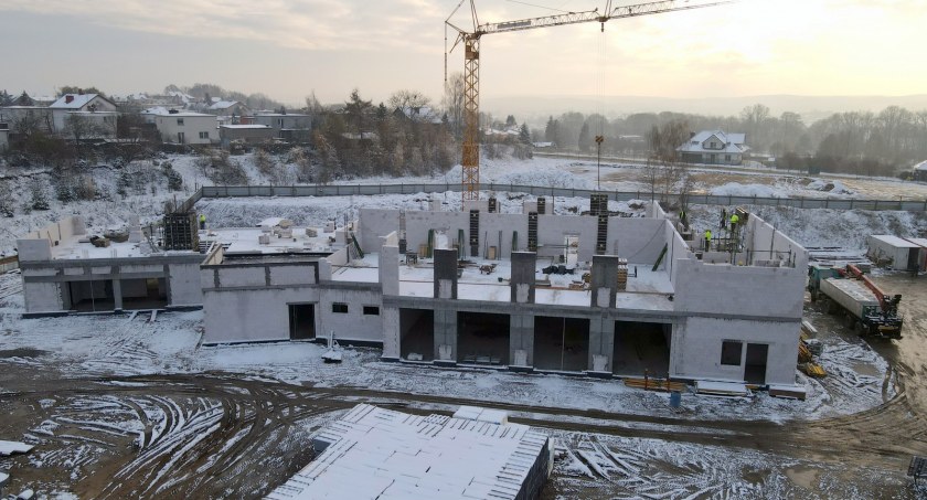 Żukowo. Mury Kaszubskiego Centrum Sportu pną się do góry