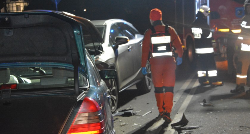 Sianowo. Mercedesem uderzył w peugeota, a następnie w lexusa