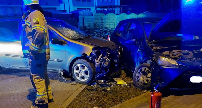Pępowo. Zderzenie toyoty z renault