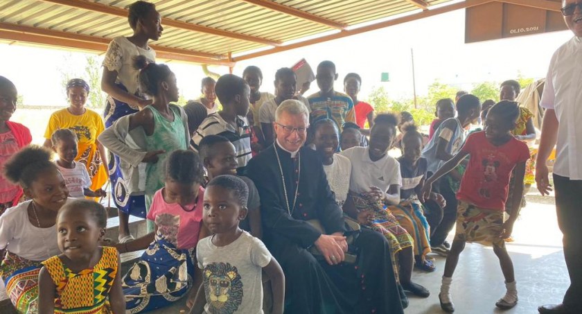 Bp Arkadiusz Okroj w Zambii i afrykańskim kościele z drogą krzyżową z Sierakowic
