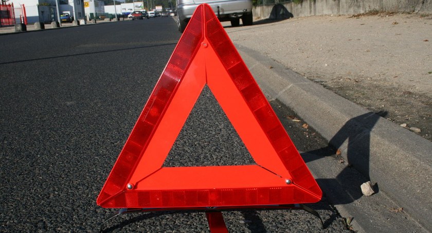 Żukowo. Najpierw czołowo zderzył się z ciężarówką, a potem ze skodą