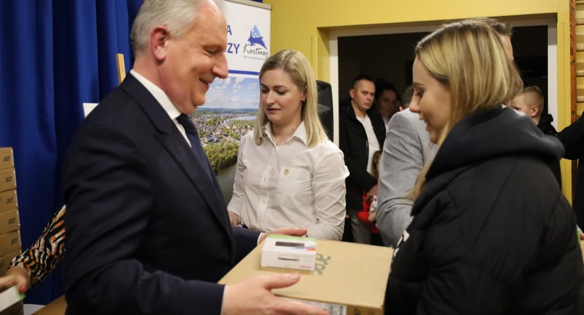 Do rodzin popegeerowskich z gminy Kartuzy trafiły laptopy