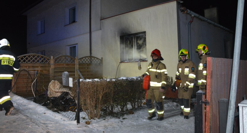 Kartuzy. Pożar w budynku przy ulicy Słowackiego - ranni kobieta i pies