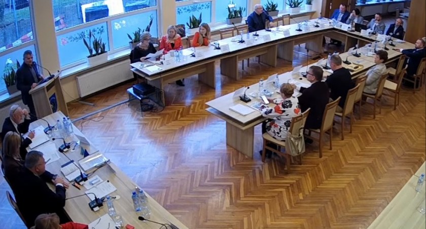 A. Bystron apeluje, by nie sprzedawać gminnego majątku. Ma pomysł na zagospodarowanie działki