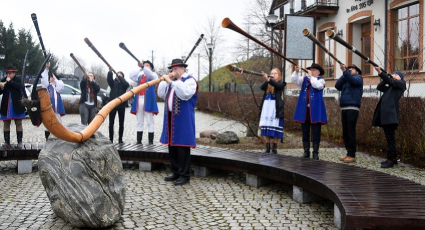 Chmielno. Kaszubskie powitanie Nowego Roku na bazunach