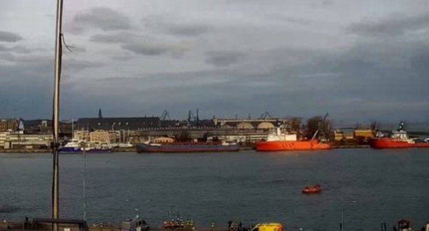 Mieszkaniec Sierakowic wjechał volvo do basenu portowego w Gdyni 