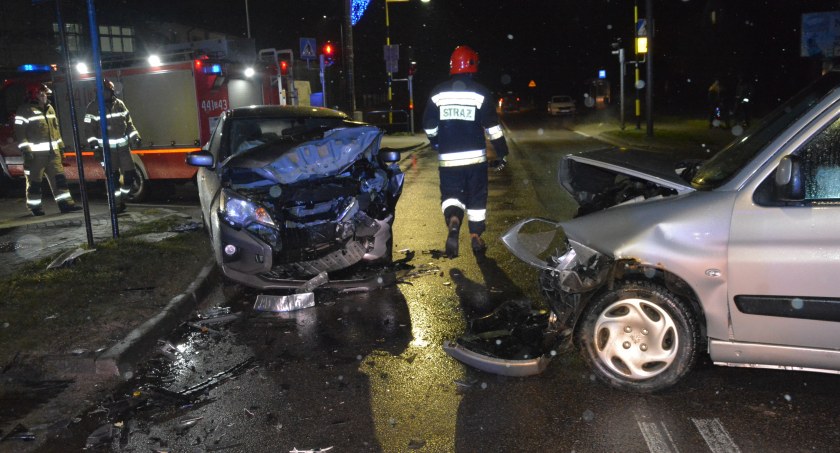 Wilanowo. Zderzenie dwóch pojazdów na skrzyżowaniu