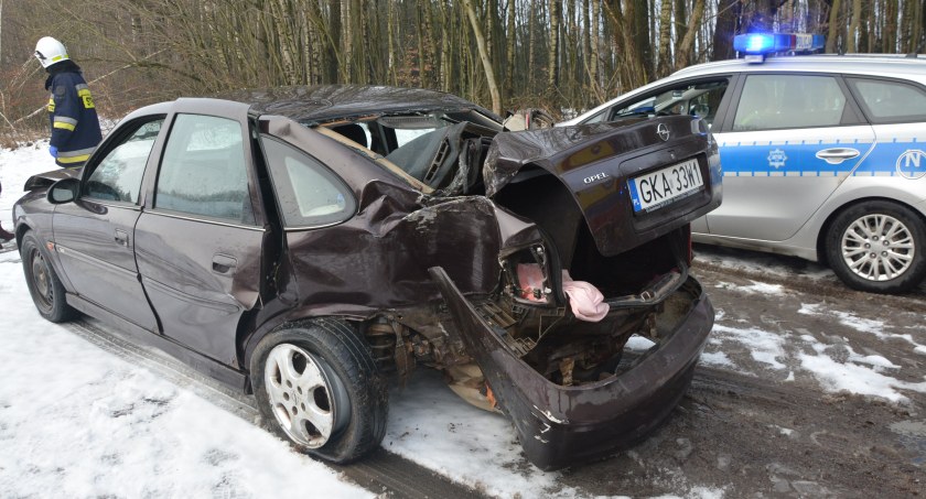Miechucino-Borzestowo. Uderzyła oplem w dwa drzewa