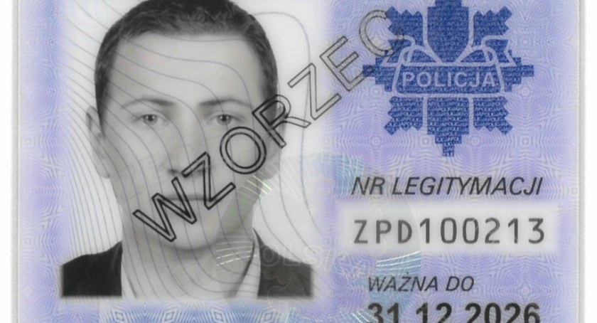 Policjanci mają nowe legitymacje służbowe