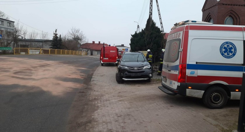 Puzdrowo. Uderzyła toyotą w holowany pojazd - została poszkodowana