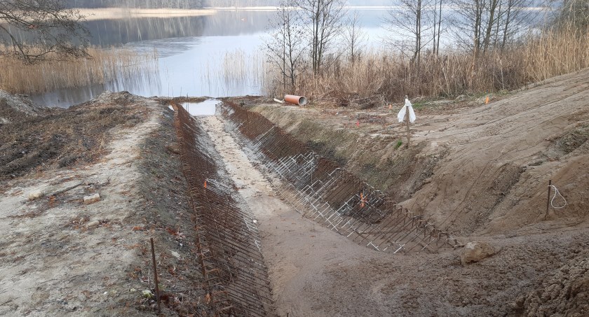 Kartuzy. Gmina oczyszcza jeziora, a deweloper wprowadza do niego wody opadowe z osiedla?