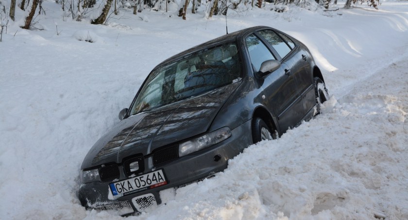 Gołubie-Stężyca. Seat wypadł z trasy - poszkodowana kobieta