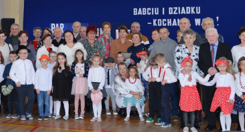 Dzień Babci i Dziadka w Szkole Podstawowej w Gowidlinie