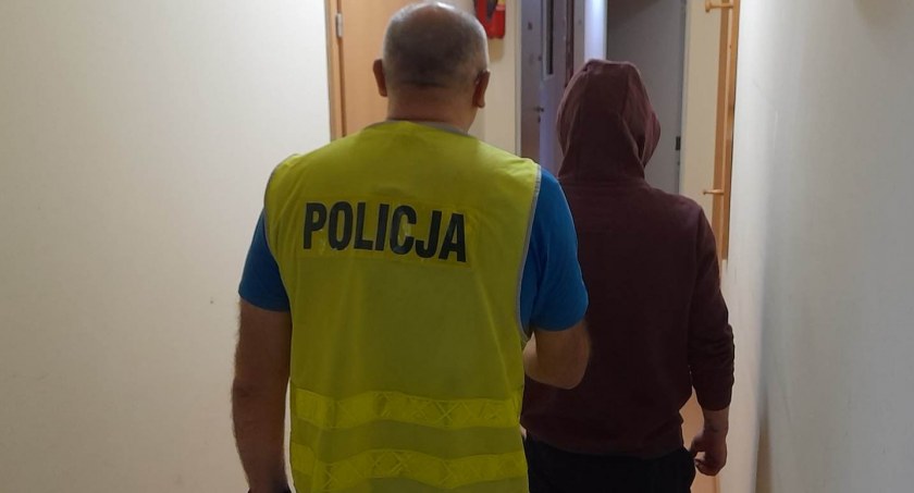 Najpierw obrażał, a potem rzucił się na policjanta -  22-latek odpowie za znieważenie 